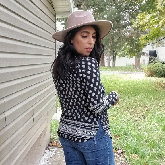 FREE TO BE ME FLORAL PRINT TOP - Picture 3 of 12